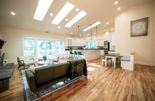 Eugene House | Relax & Recharge Near Eugene – Sauna, Massage Chair, Gourmet Kitchen