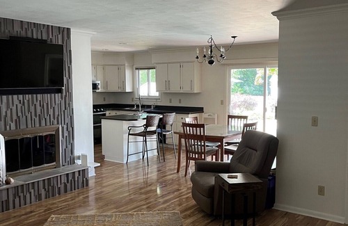 Haslett House | Relaxing 3bdr/2bth home with pool near MSU & parks