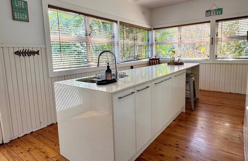 Bateau Bay House | Relaxed 1950s Beach House by Shelly Beach