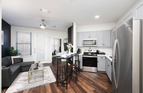 Near East Side Apartment | Relaxing 1BR w/Pool&Parkng, Near Rvrwlk&Conv Ctr