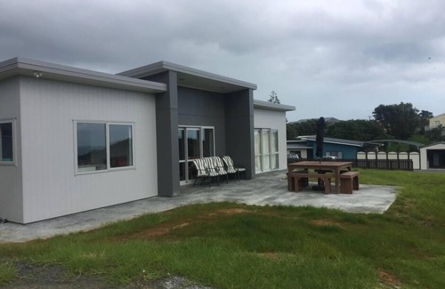 Baylys Beach House | Relaxing Bach great views