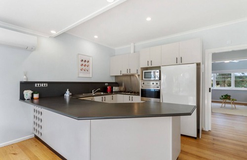 Dromana House | Relaxing Family Friendly Oasis: Warm Beach House