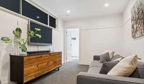 Golden Gully House | Relaxing Family Retreat with Outdoor Entertaining