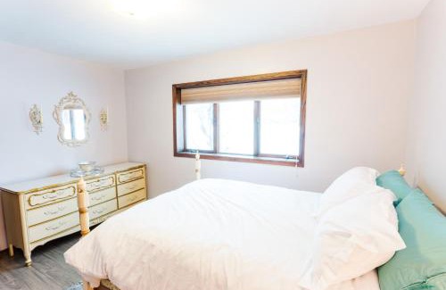 Sand Lake House | Relaxing Lake Haven House - Close to EVERYTHING!