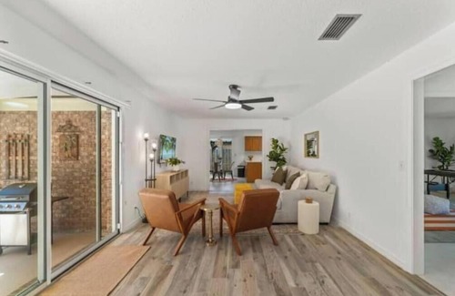 Arlington House | Relaxing SWEET HOME 9mi Downtown Pool&Hot tub.