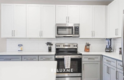 Paw Creek Apartment | Reluxme | Elegant 1BR Near Airport & Dining
