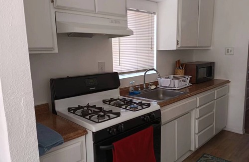 Lancaster House | Remodeled 2 Bedroom Private Home 1 Full bath/kitchen/living room w/BIG SMART TV