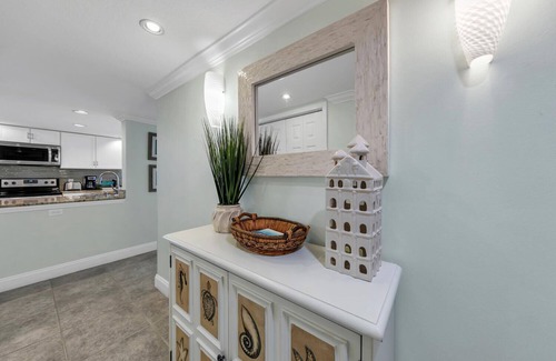 Destin Condo | Remodeled Beachfront ⛱️⛱️ Destin Towers 🐠 Watch 🐬 Swim from the Balcony