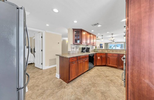 Destin Condo | Remodeled Beachfront 🦀 Destin Towers ⛱️⛱️ Located in the ❤️ of Destin
