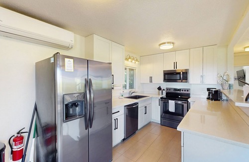 Kihei Cottage | Remodeled cottage with AC, ocean views, yard & lanai - near beach, golf & dining