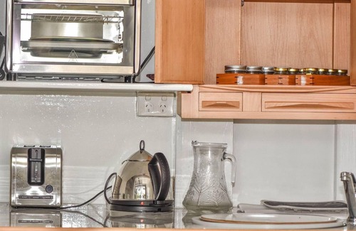 Witta Cottage | Renovated 2-Bed Cottage - Sleeps 4 - Free Parking