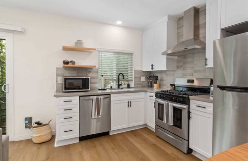 Olde Solana Beach Apartment | Renovated, 2bd High End Peak-a-Boo Oceanview!