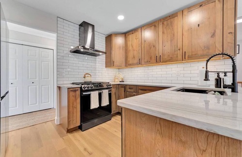 Allenton House | Renovated 5 Bedroom Huge Ranch. Epic kitchen, Basement, Sauna & TONs of beds+