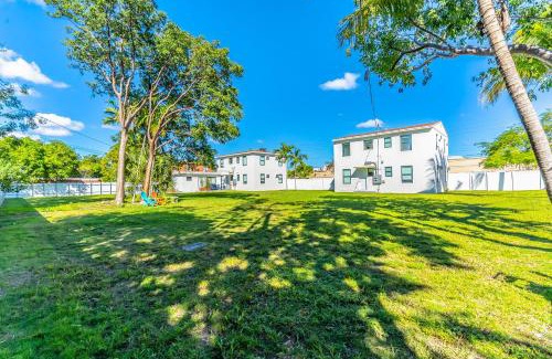 North Miami Apartment | Renovated Apts with Kitchen, Fast WiFi, Smart TV, Roku & Pool Onsite 4 mi to Surfside Beach