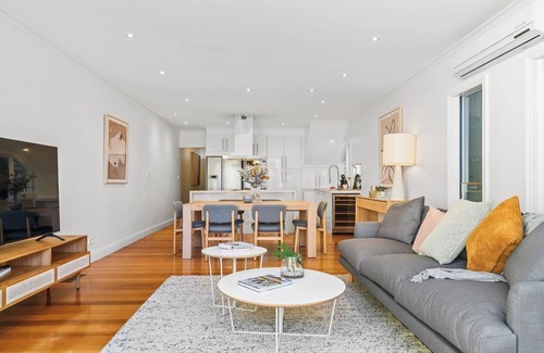 Albert Park Apartment | Renovated Brilliance in Bayside Albert Park