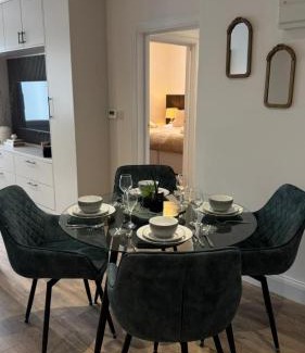 Friern Barnet Apartment | Renovated London Flat, 2BR, Wi-Fi & Free Parking