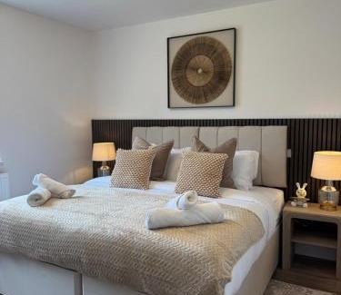 Friern Barnet Apartment | Renovated London Flat, 2BR, Wi-Fi & Free Parking