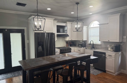Lafayette House | Renovated & Newly Refined~ w/Front porch & w/Back deck charm~ Scott/Lafayette
