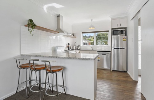 Takapuna House | Renovated Takapuna 2BR Apt - Parking