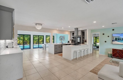Landings House | Rent Luxe 5 Star 5 Bed + Heated Pool + All New Pool Lounge Area Stunning!