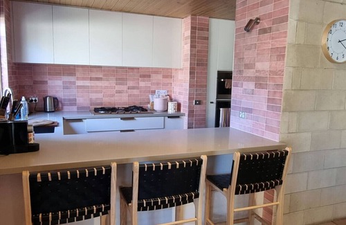 Strathdale House | Reservoir's Edge - Spacious Architectural Delight