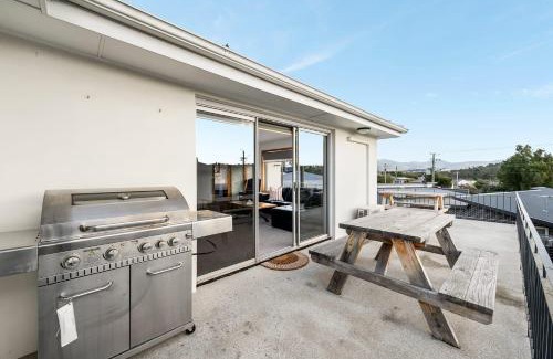 Warrane House | Residence at 165 Great for large groups Sleeps 11