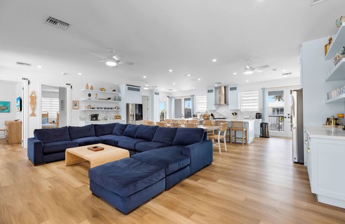 Marathon House | Resort-Style Beach House Paradise 6 BR Suites Pool & Heater with Ice-machine