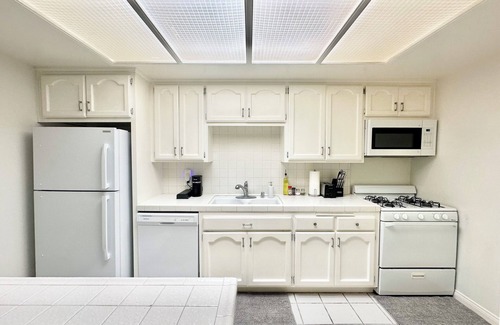 Fountain Valley Condo | Resort Style Home near Beaches & Disneyland