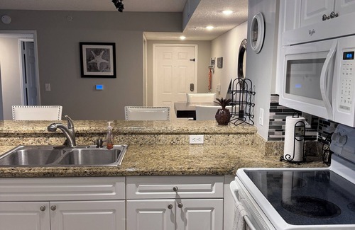 Tequesta Condo | Resort style seasonal rental condo,Ground level wgarage,5 min to beach, htd pool