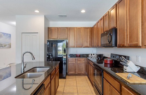 Kissimmee House | Resort w/Heated Pool + 9MI to Disney +Lake Front