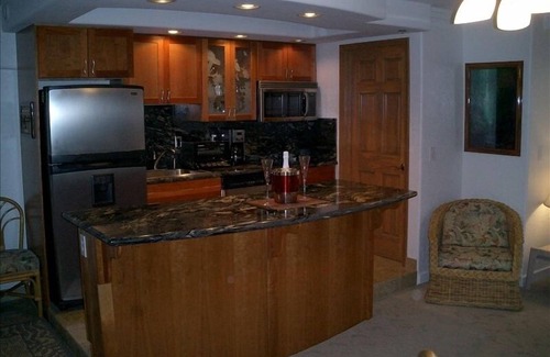 Waikiki Condo | Resort Zoned Penthouse For 2!