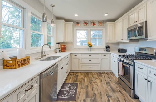 Greenwood House | Restaurants, coffee shops, breweries walking distance. 6 minute drive downtown.