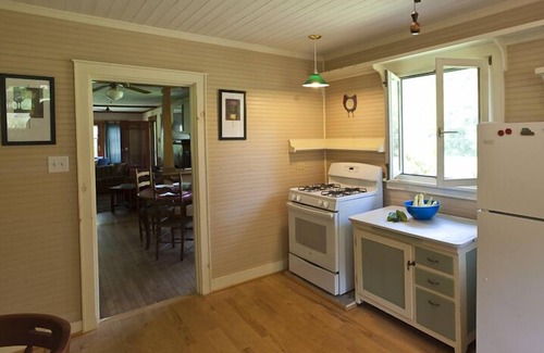 Barnardsville Other | Restored Farmhouse 1920s. Family and Pet Friendly. Borders National forest