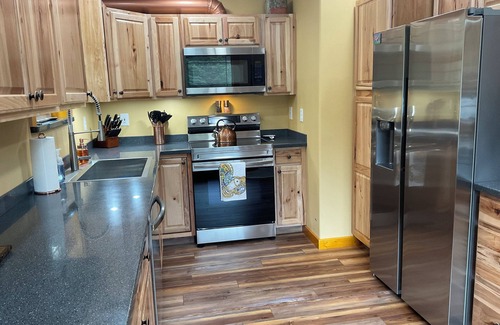 Bear Creek Cabin | Resurrection Peaks Lodge open May of 2025! Perfect for large groups.