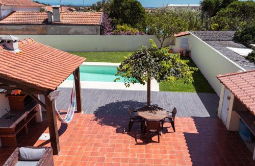 Murtosa House | Retiro da Atafona Beach Pool House Yellow