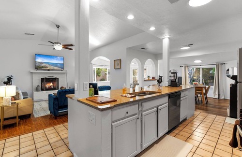 Albuquerque House | Retreat by Balloon Fiesta Park | Firepit, Gourmet Coffee & Private Outdoor Lounge