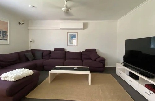 Slade Point House | RETREAT ON JANZ cheerful 4BR home, pool/games room