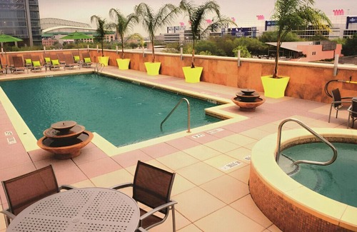 Houston Convention District House | Retreat to a Suite w/ Free Breakfast