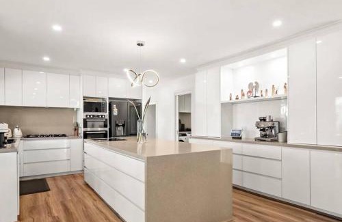 The Basin House | Retreat with Panoramic Hills View