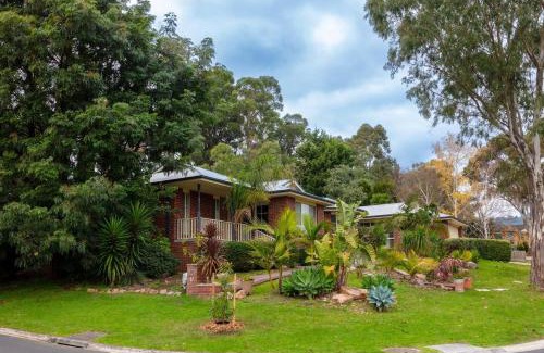 The Basin House | Retreat with Panoramic Hills View