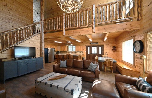 Island Park Cabin | Reunion Lodge Near Yellowstone with Hot Tub