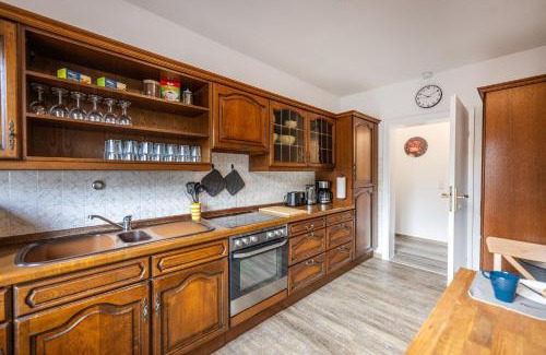 Urbar Apartment | Rhein-View-Oase für große Gruppen - Parkplätze