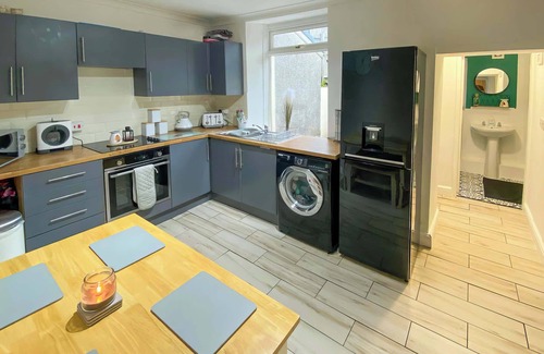 Blaencwm House | Rhigos Mountain by StayStaycations