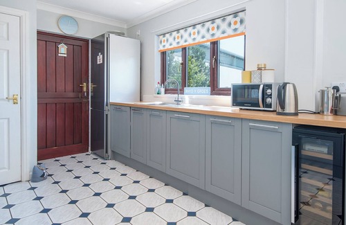 Neyland Cottage | Rhyd y Groes Bach, Holiday Cottage Burton, Sleeps 6, 3 bedrooms, bathrooms