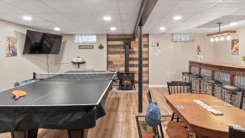 Briar Crest Woods House | Ridge Retreat by AvantStay Game Room Covered Porch Fire Pit