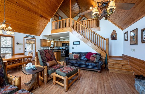 Topton Cabin | Ridgetop Lakeview - Bedroom Cabin on Lake Nantahala w/Private Deck
