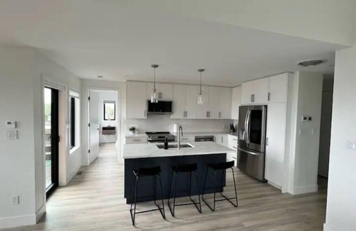 Campbell River House | Ridgeview Suite 2 Bed Luxury -EV