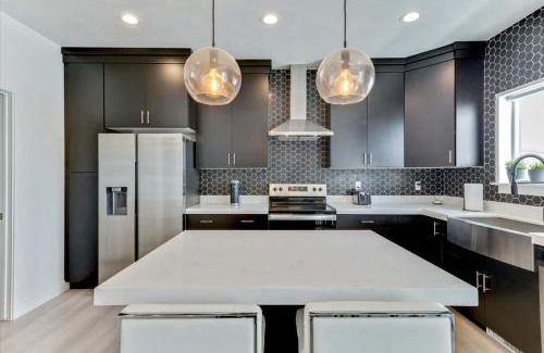 Vineyard House | Right off Freeway Quiet Neighborhood King Bed