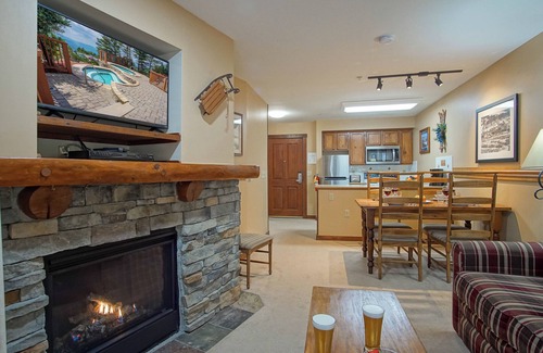 Hawthorne Valley Condo | Rimfire 160: Walking Distance to shops, restaurants, Starbucks 1 BR Sleeps 4
