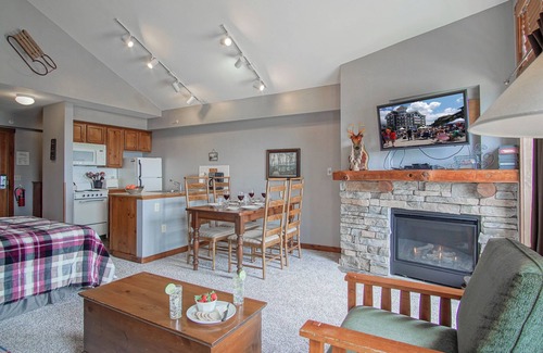 Hawthorne Valley Condo | Rimfire 406: Slope Side, Large open studio full kitchen and high ceilings Western facing view